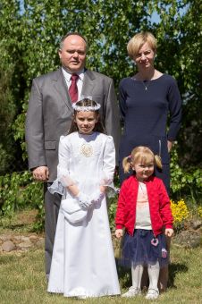 Zosia z rodzicami i Magdaleną
